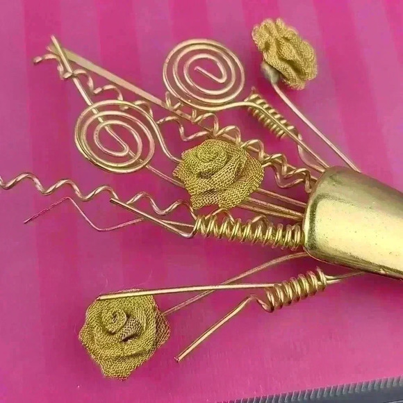 Vintage Gold-toned mesh flowers brooch - Picture 15 of 17